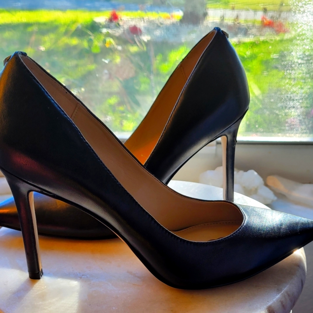Beautiful Sam Edelman black leather stilettos size 6N. Excellent condition.